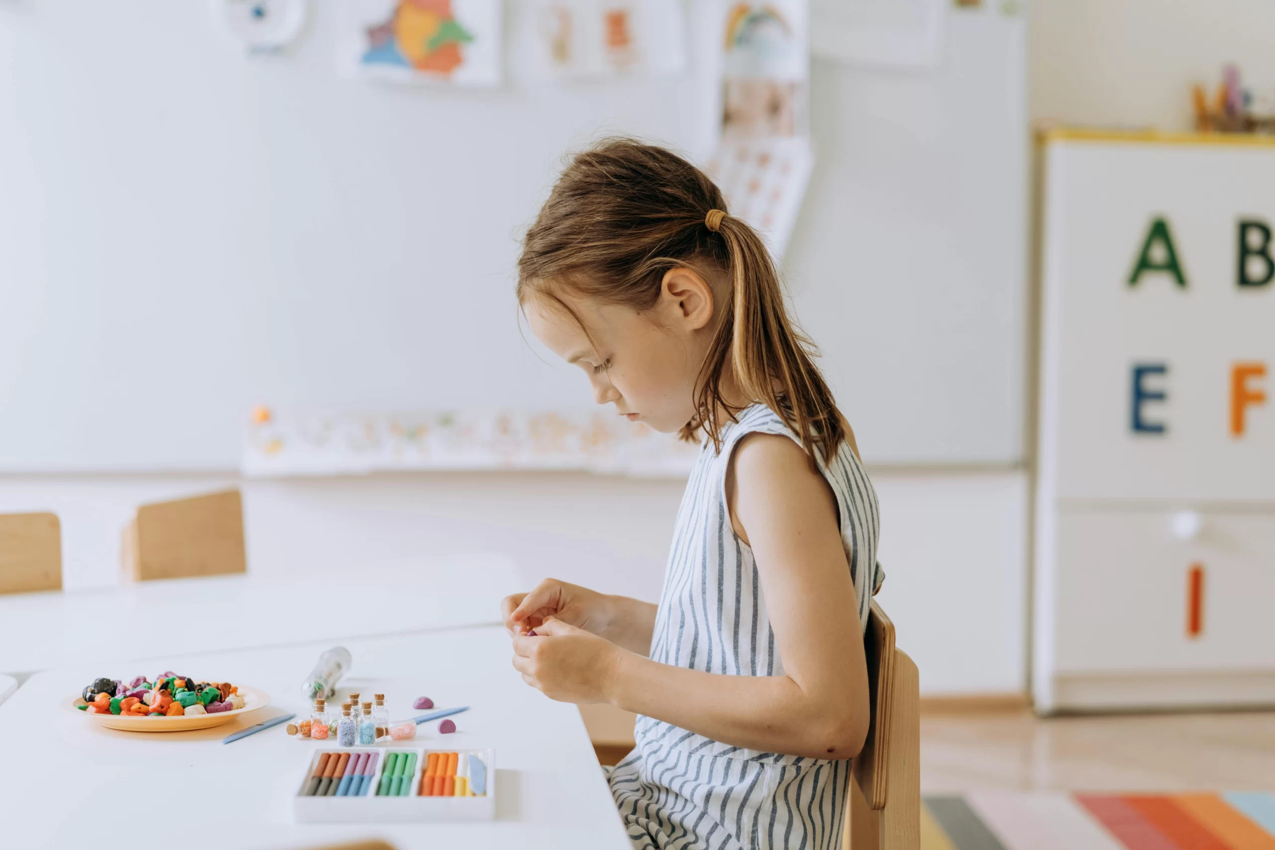 niña estudiando en contexto de homeschooling o educación en casa alternativa